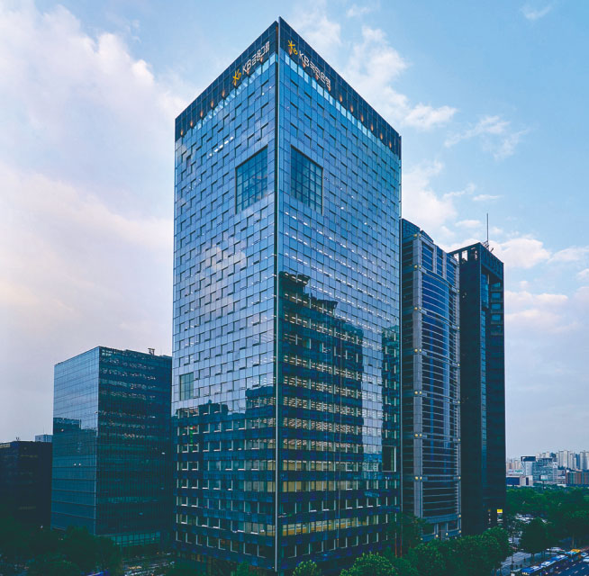 Ini adalah foto gedung KB Financial Group dengan langit terilhat dari bawah ke atas.