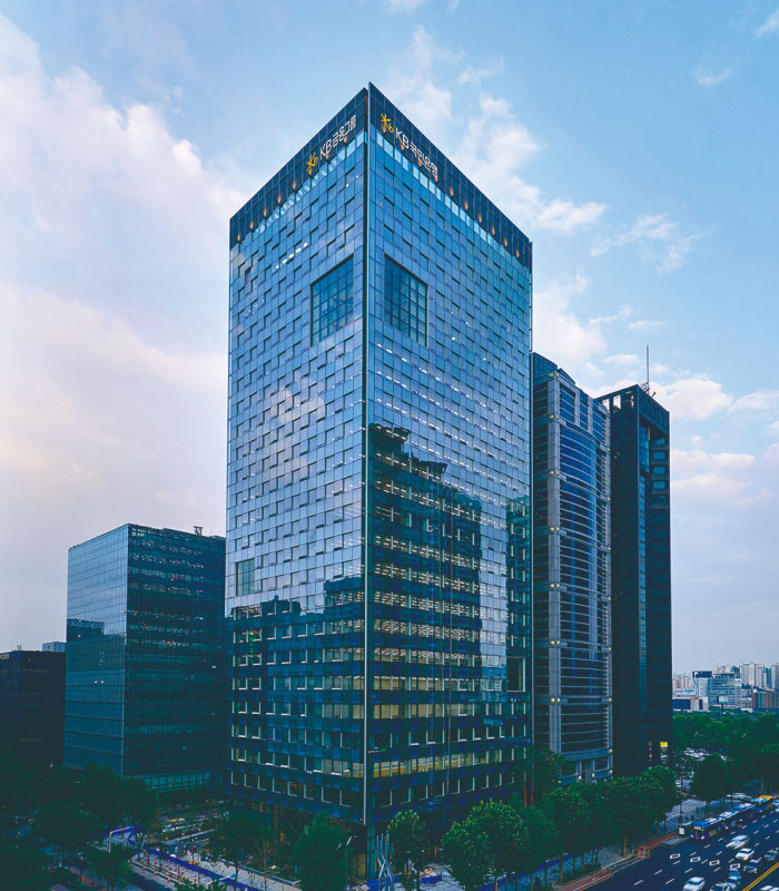 Ini adalah foto gedung KB Financial Group dengan langit terilhat dari bawah ke atas.